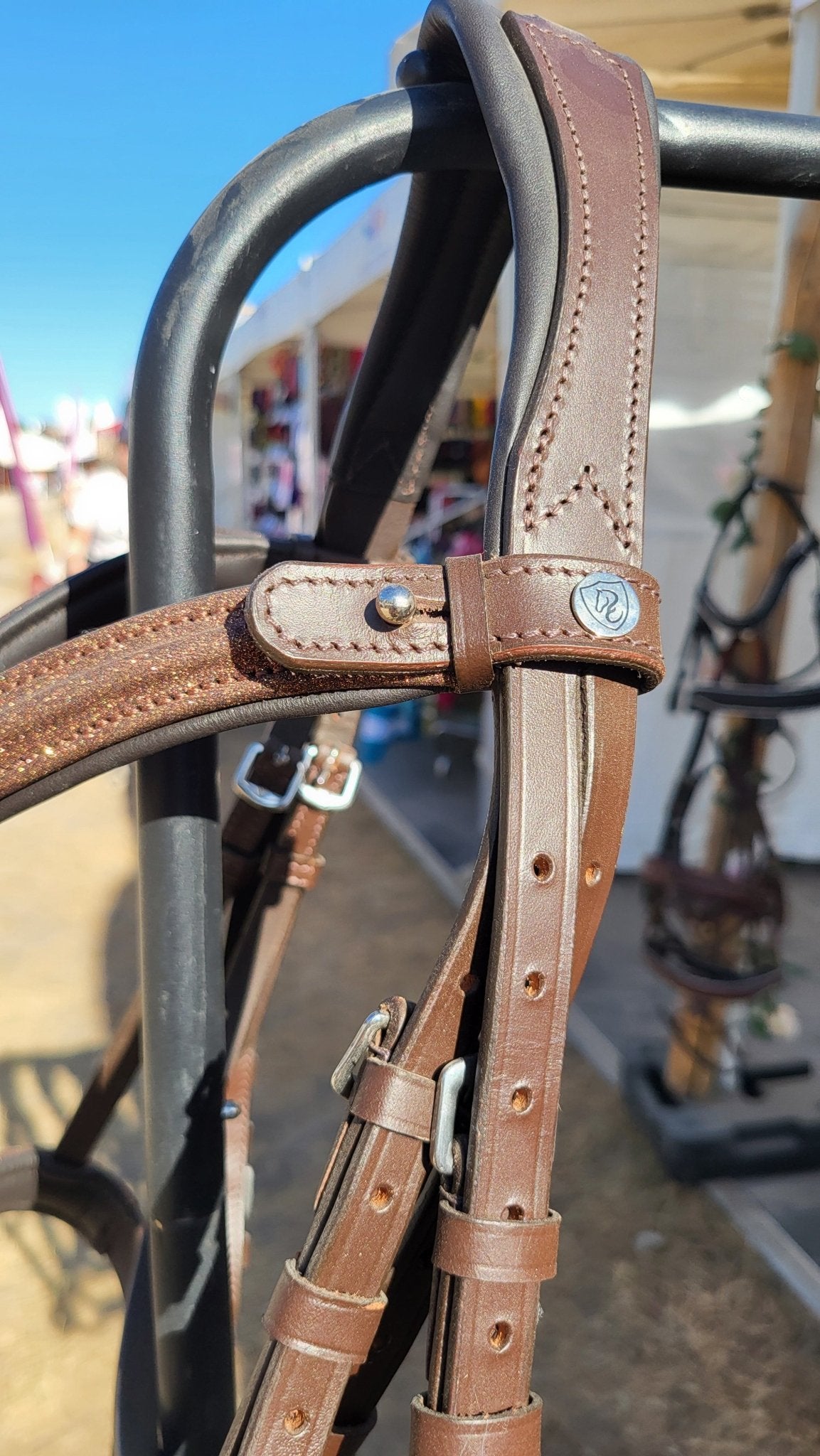 Filet marron en cuir brillant - Aura - equipassion-boutique